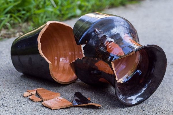 Broken Pots And Rusty Tools? Perfect! Here’S How To Create A Trendy Garden Border Without Spending A Penny