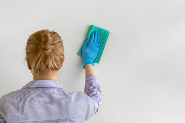 No Bleach Or Ammonia: The Simple Home Remedy Recommended By Painters To Remove Damp From Walls