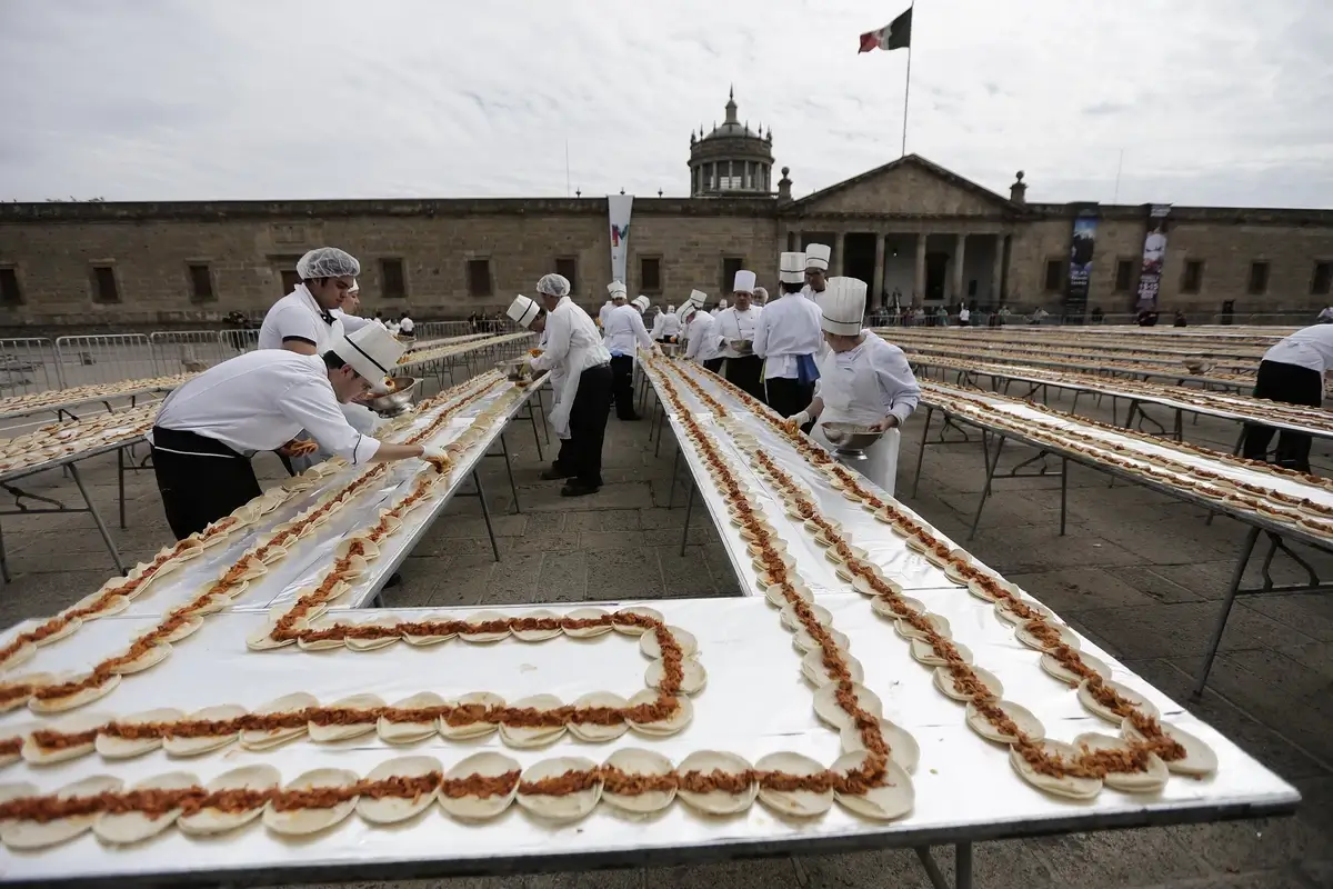 World Record: This Cake Hasn'T Moved Since The Time Of The Pharaohs (And It Still Looks Just As Good)