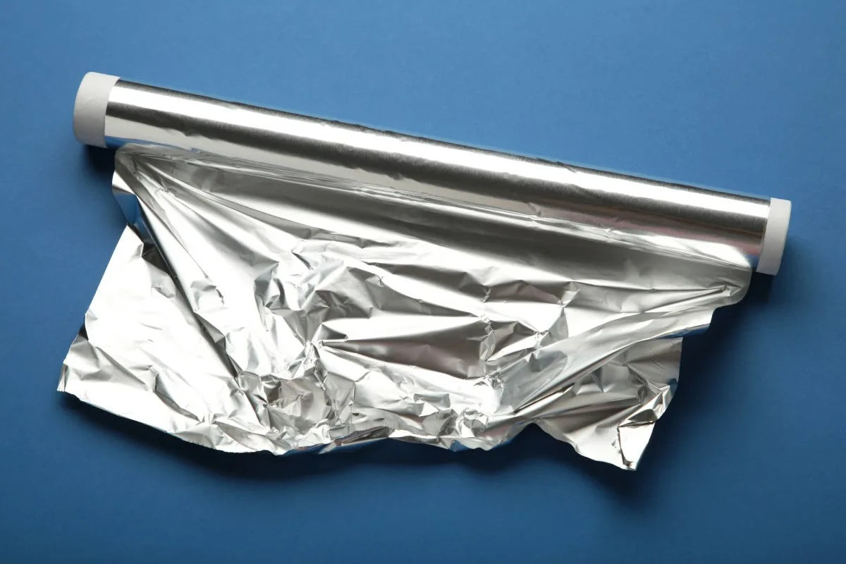 It'S The Simplest Trick To Make Oven Trays Look Like New: A Ball Of Aluminium Foil And Bicarbonate Of Soda