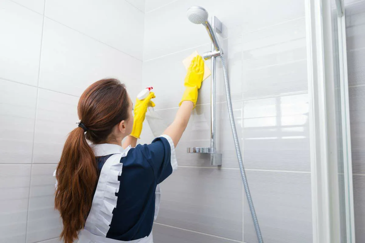 She Was Fed Up With The Smell Of Damp: These 5 Steps Transformed Her Windowless Bathroom