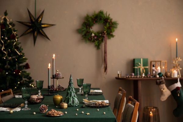 Goodbye To Christmas Tablecloths: The New Trend That Is More Practical And Modern For 2025